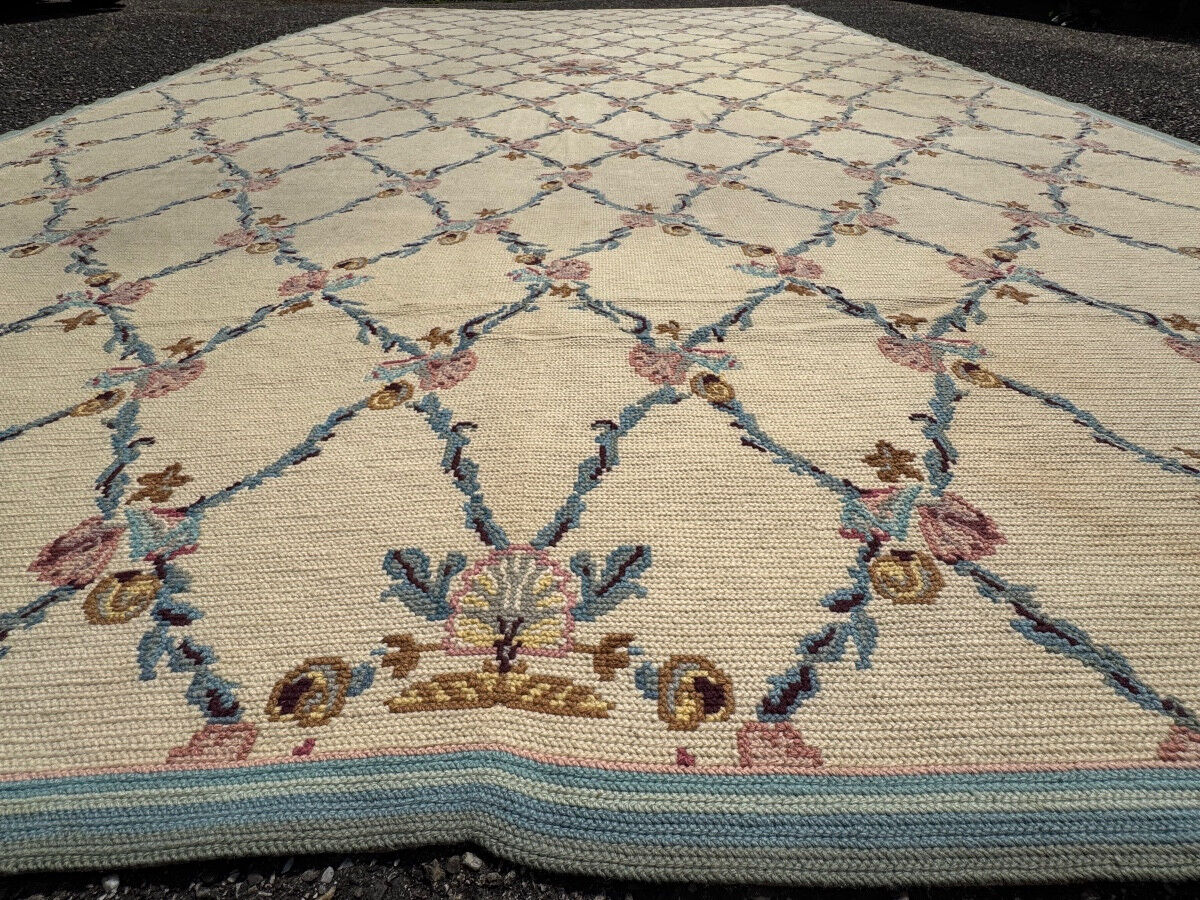 Rug with small dots 500x280 cm