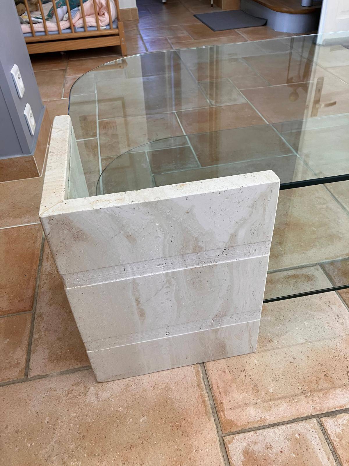 Table basse vintage en travertin et verre – Années 1970/1980