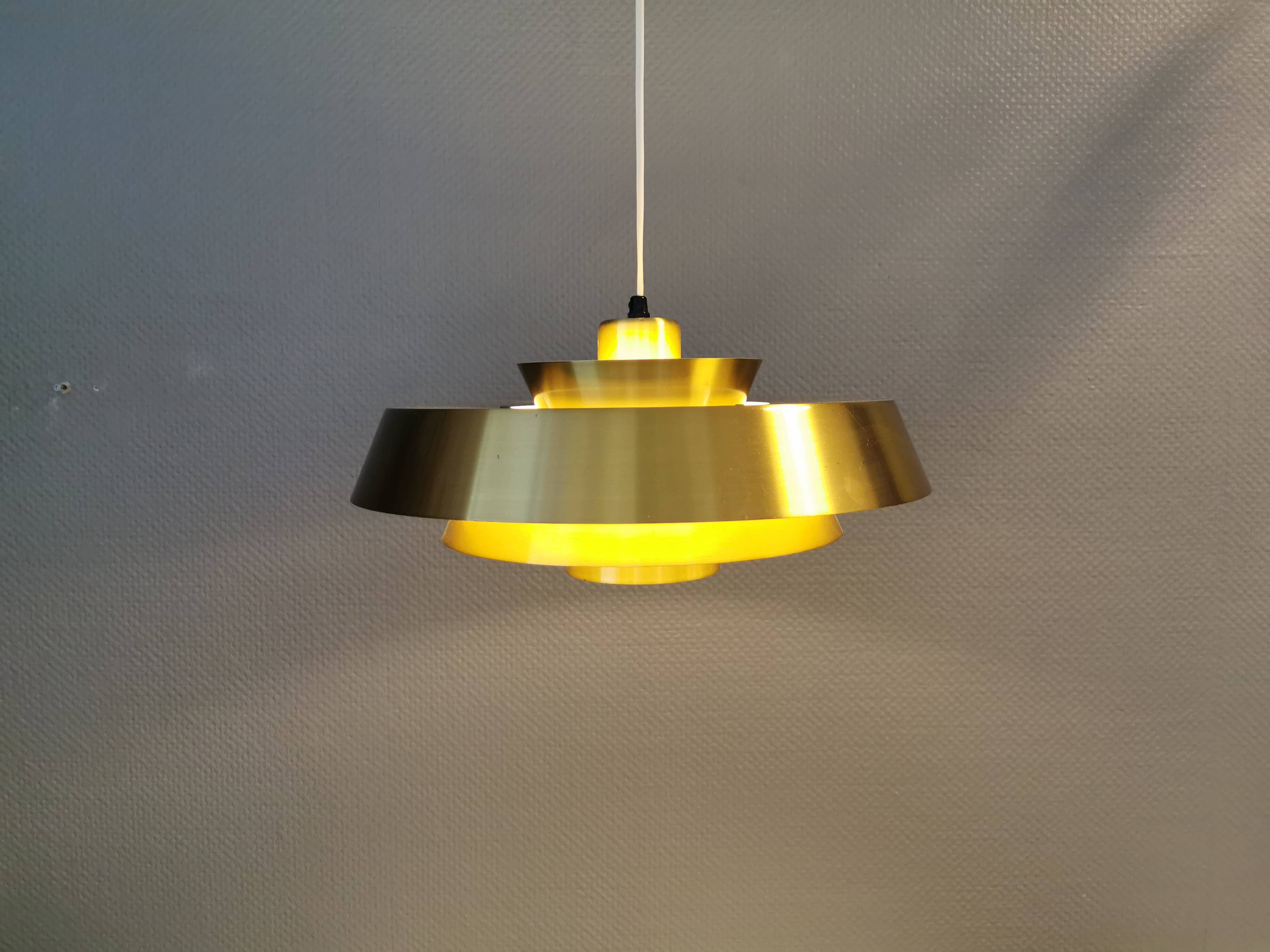 Une lampe suspendue danoise en laiton massif du milieu du siècle par Jo Hammerborg pour Fog & Mørup.