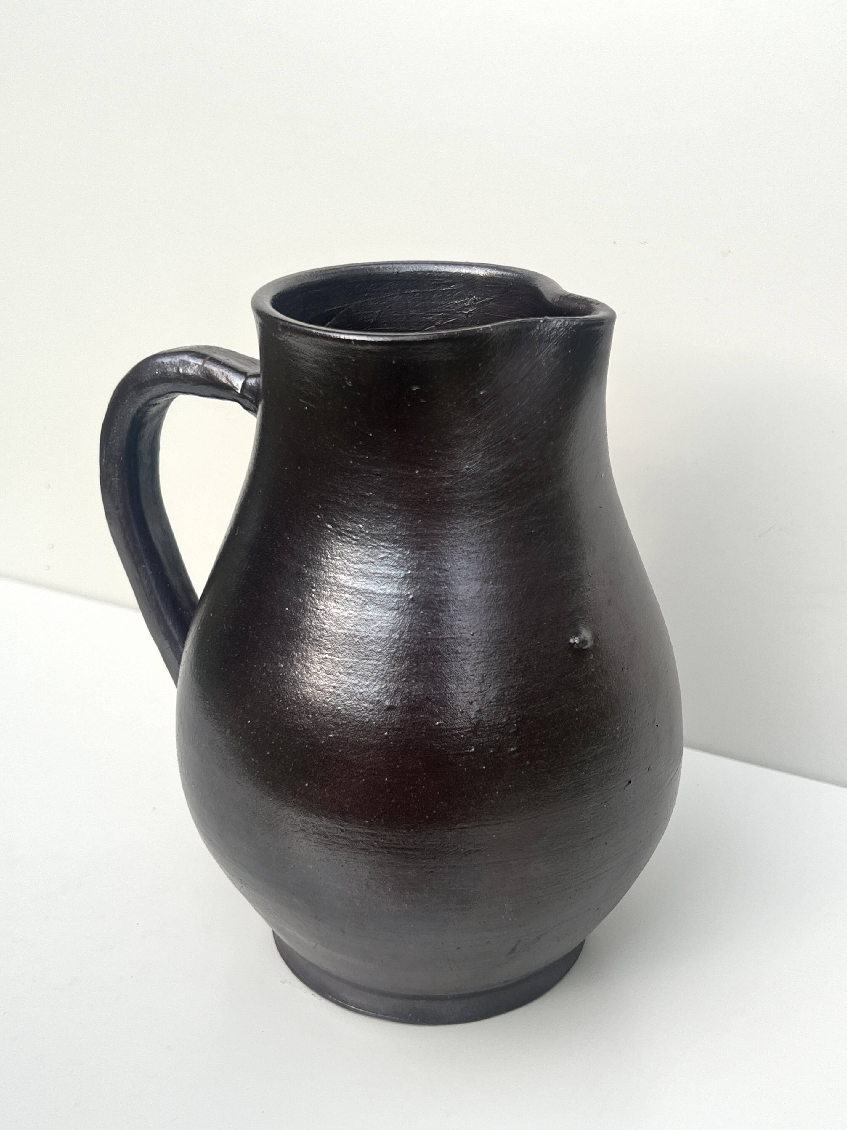 carafe / vase en gres noir ourné, France 1950