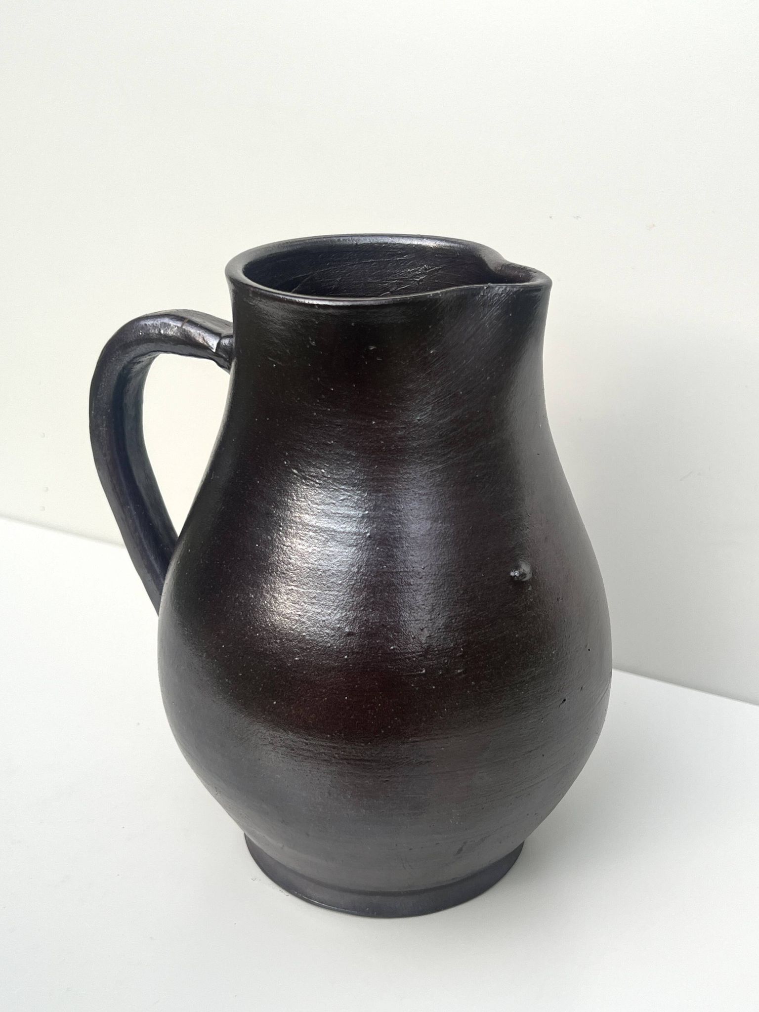 carafe / vase en gres noir ourné, France 1950