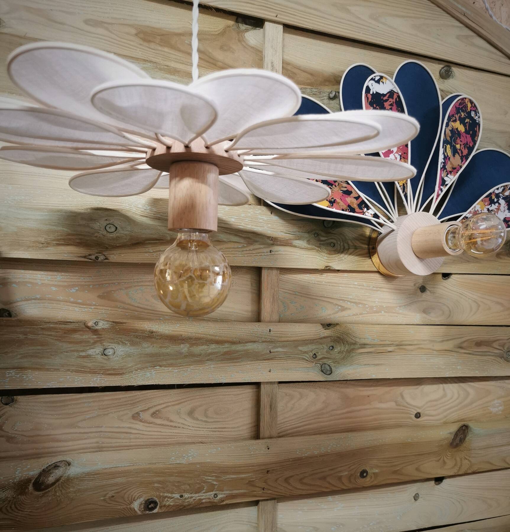 16-petal flower lamp in rattan and white linen