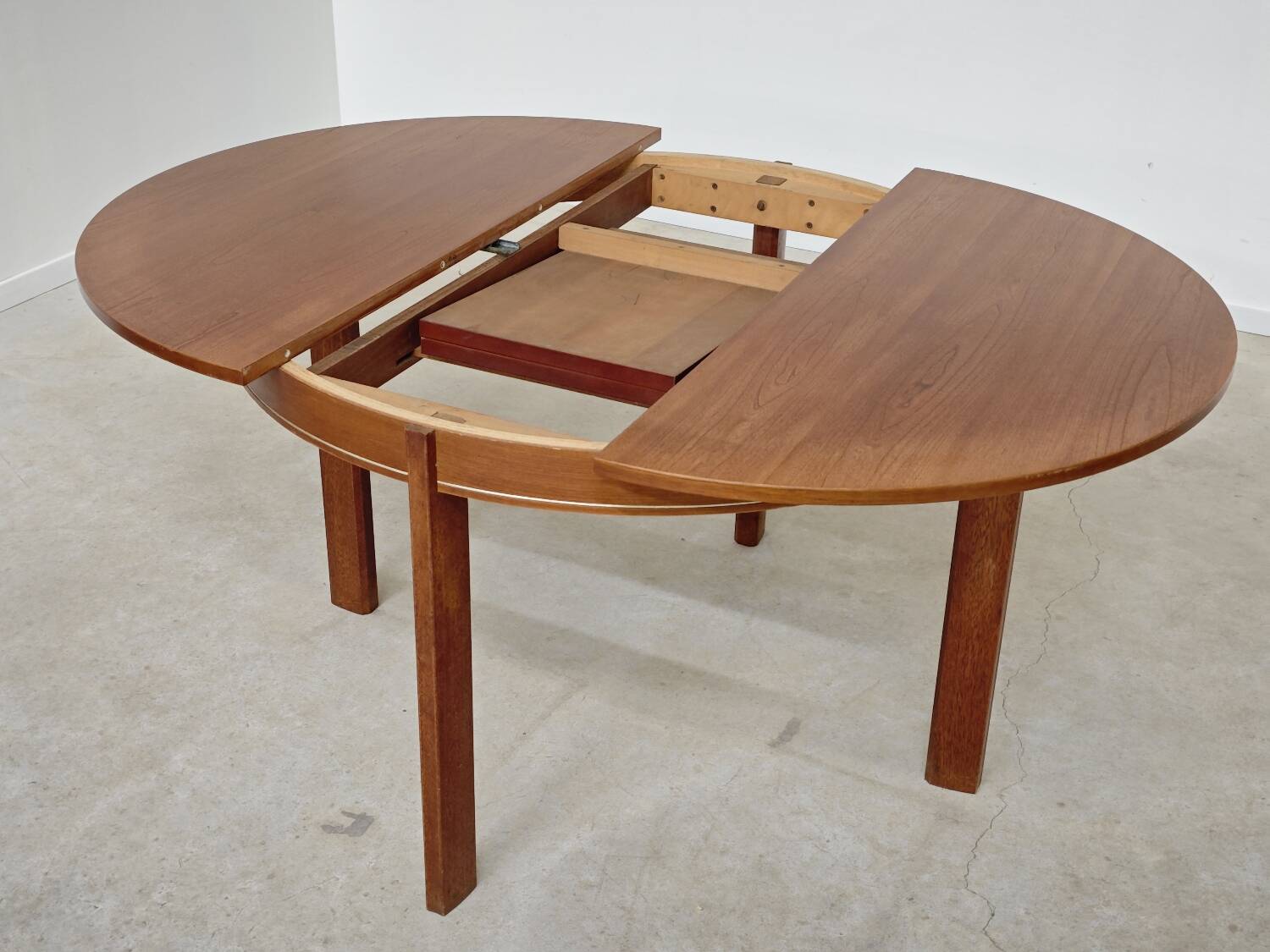 Extendable table with integrated Scandinavian style Self