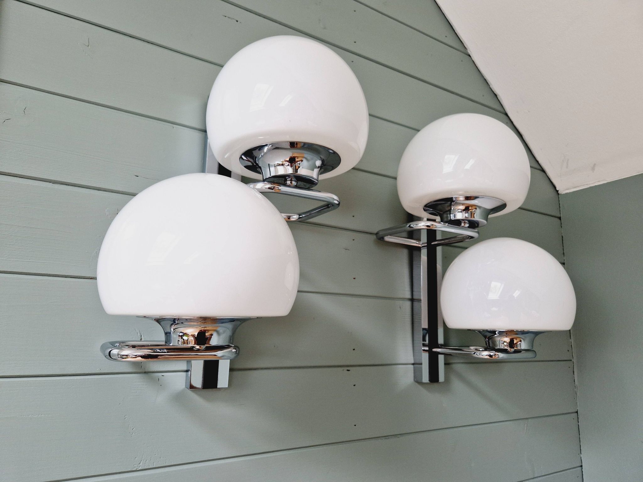Pair of wall lights, G. Sciolari, in chrome metal and white opaline, 1970s