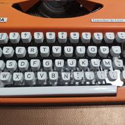 Machine à écrire Olympia traveller de luxe orange révisé et ruban neuf