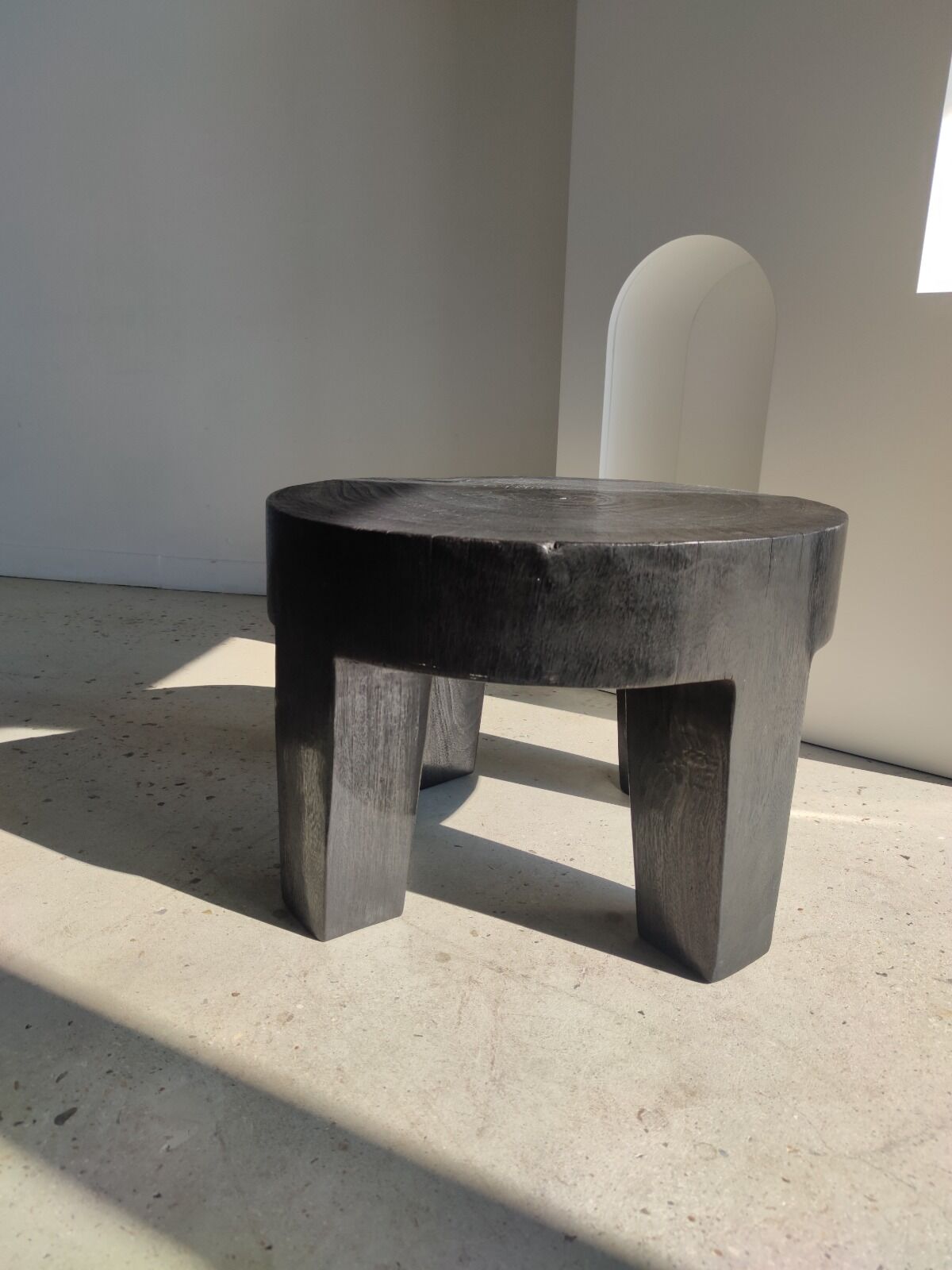 Quadripod coffee table in black monoxyl solid wood