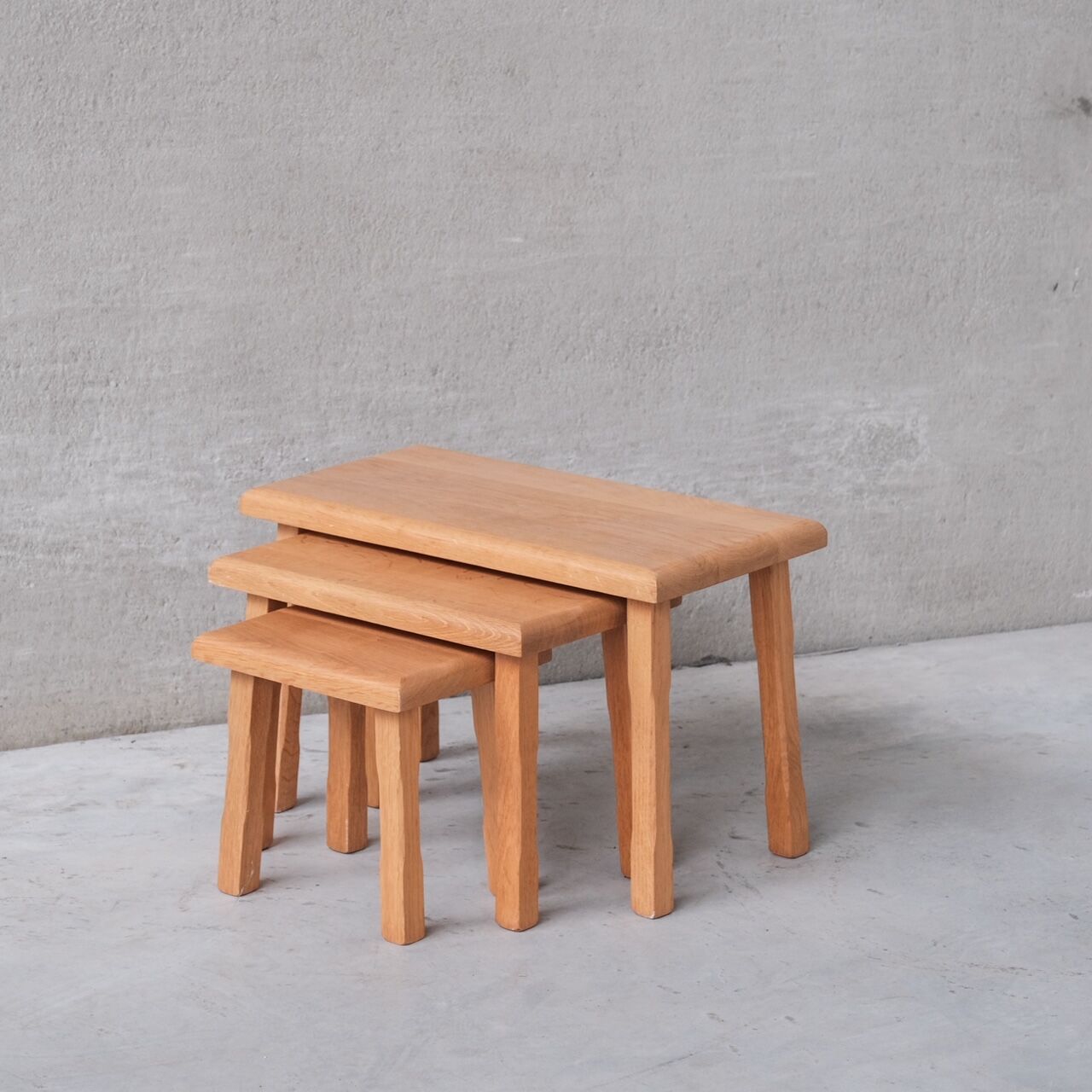 Ensemble de trois tables gigognes en chêne blond du milieu du siècle