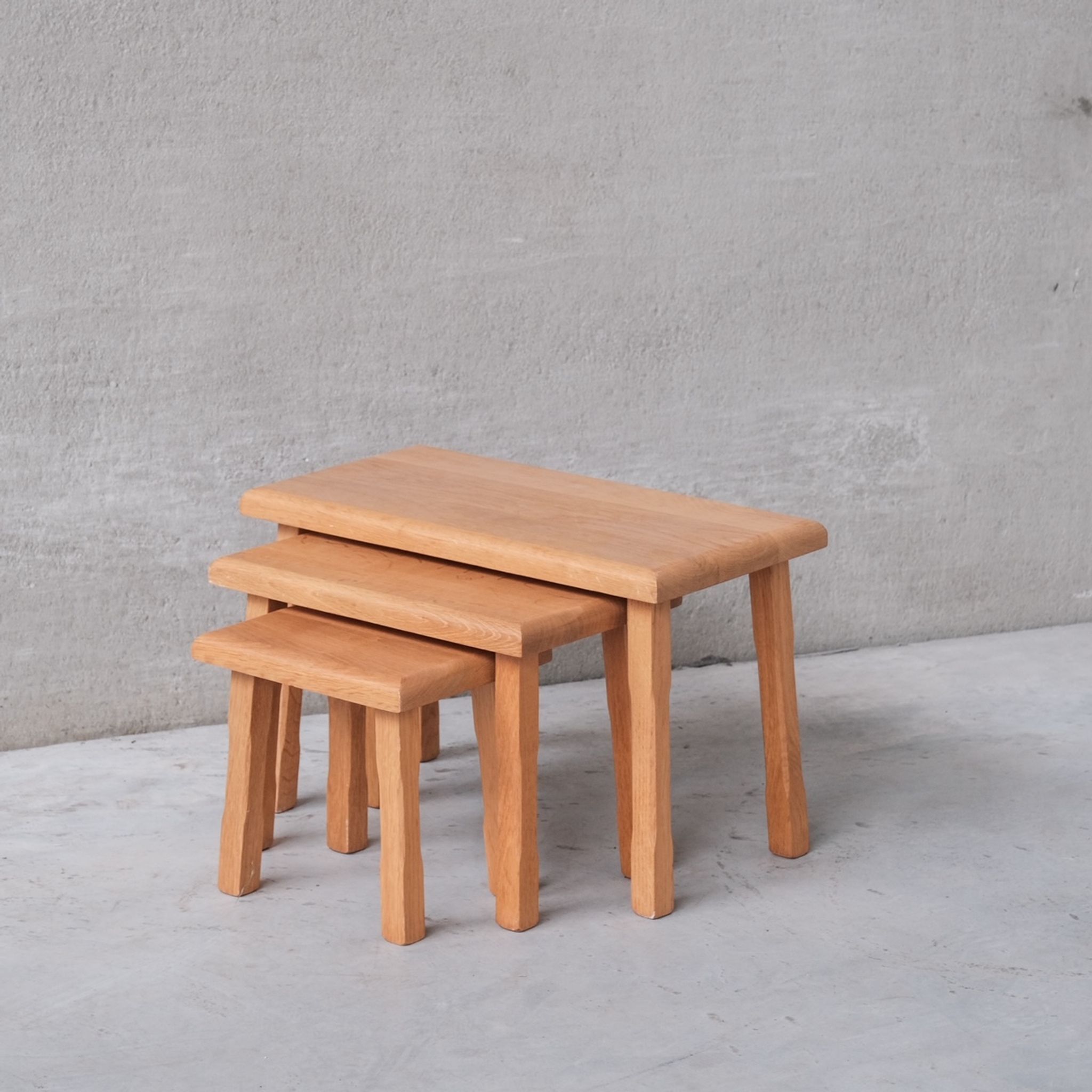 Ensemble de trois tables gigognes en chêne blond du milieu du siècle