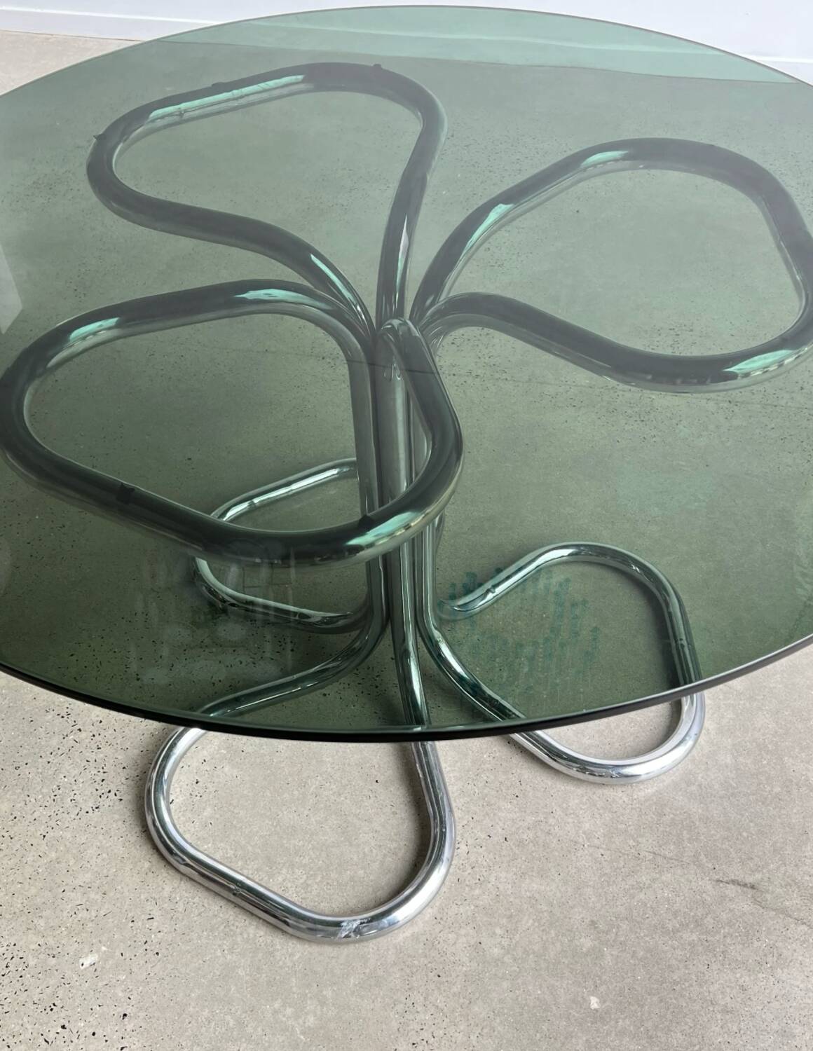 Table italienne vintage en verre fumé et chromé attribué à Giotto Stoppino – Design des années 70