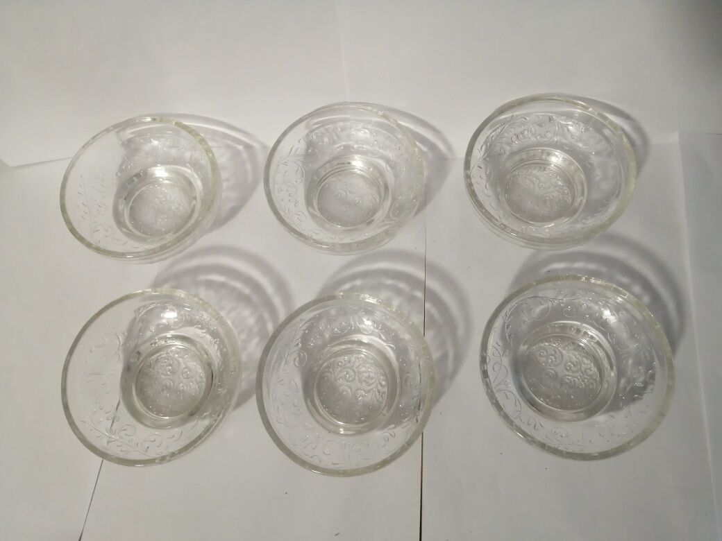 6 moulded glass ramequins