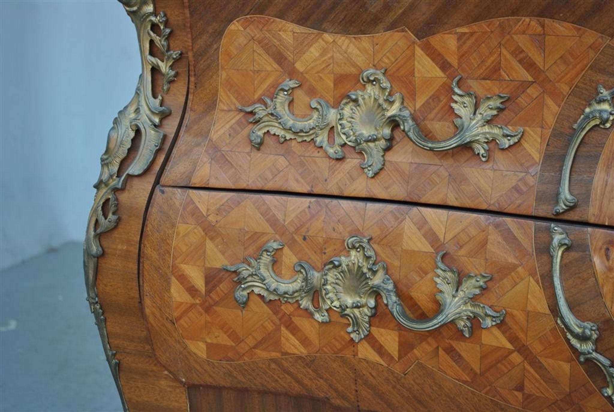 Commode de style Louis XV marbre brèche bronze doré XIXème