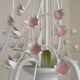 Chandelier vintage en métal blanc à 5 lumières avec des fleurs de glycine roses.