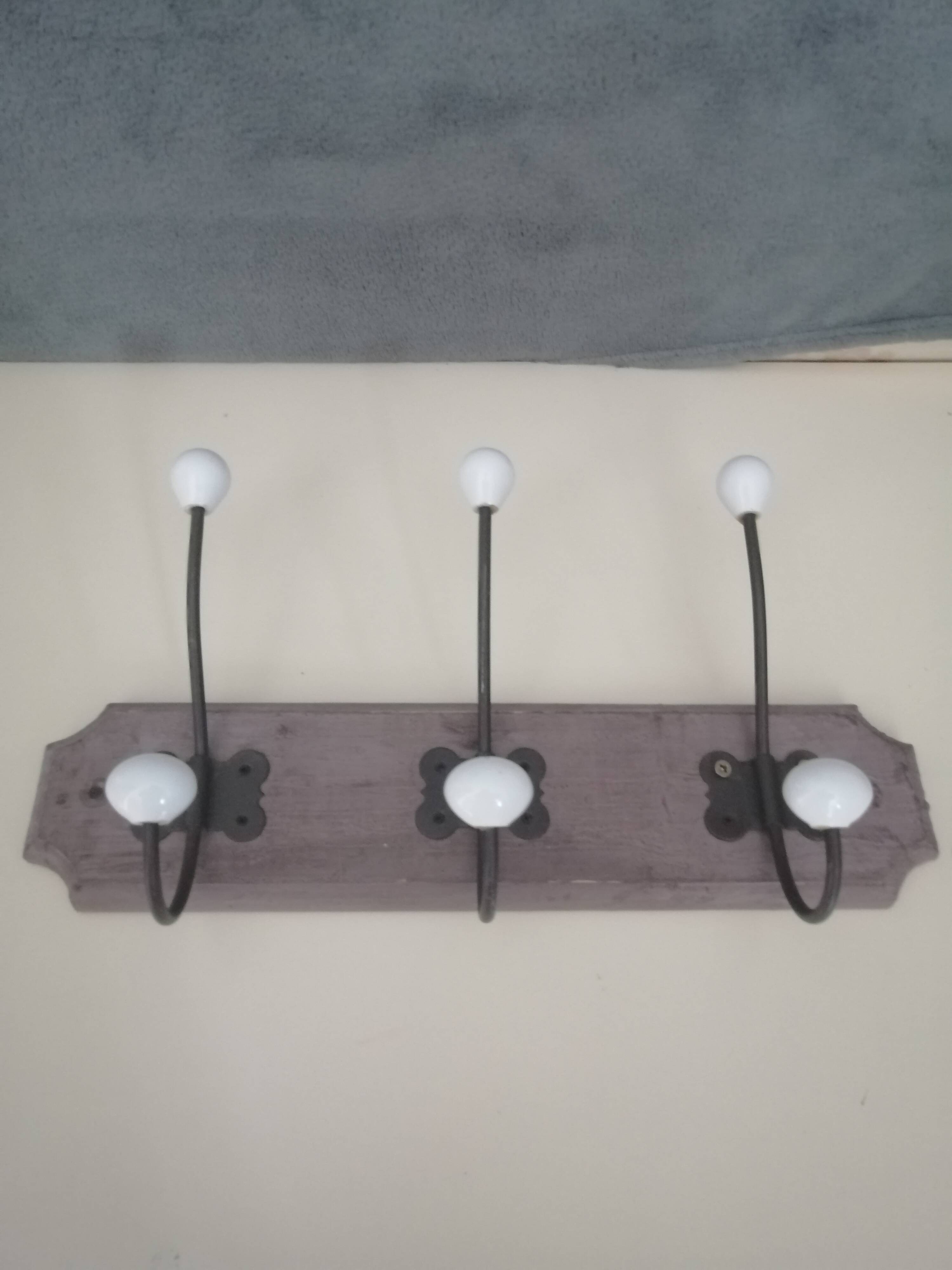 Wall coat rack in wood and porcelain