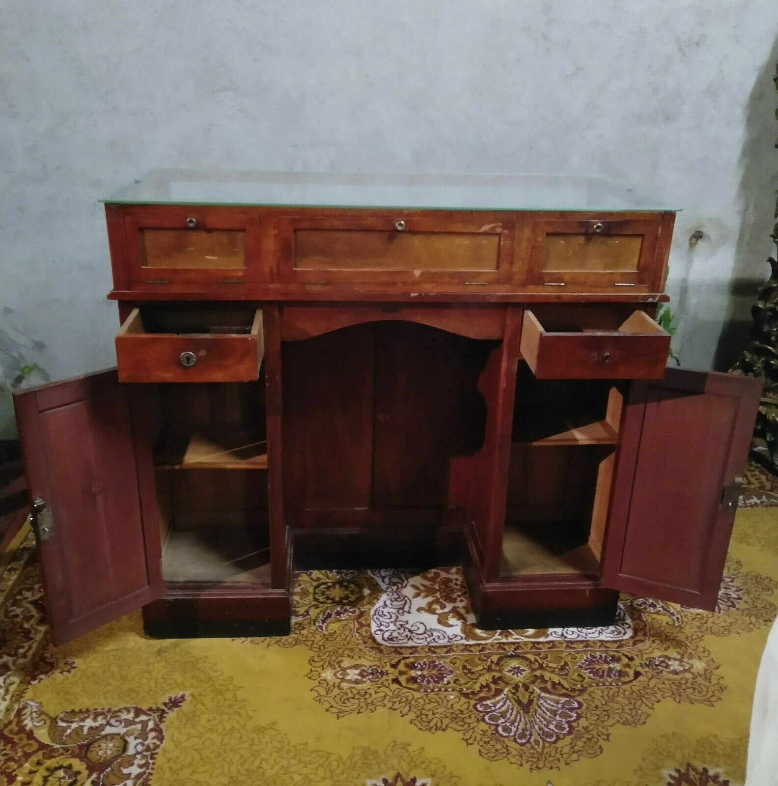 Emile Hoch window counter