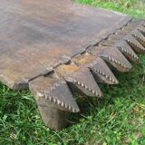 Table basse en bois sculpté de la tribu Naga
