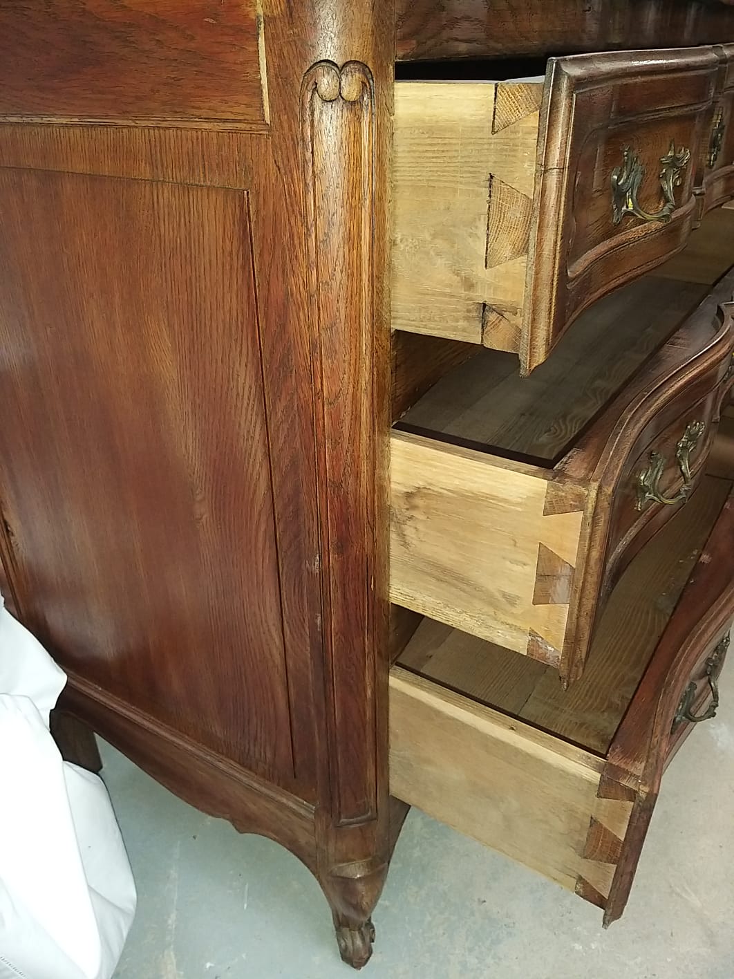 Chest of drawers crossbow