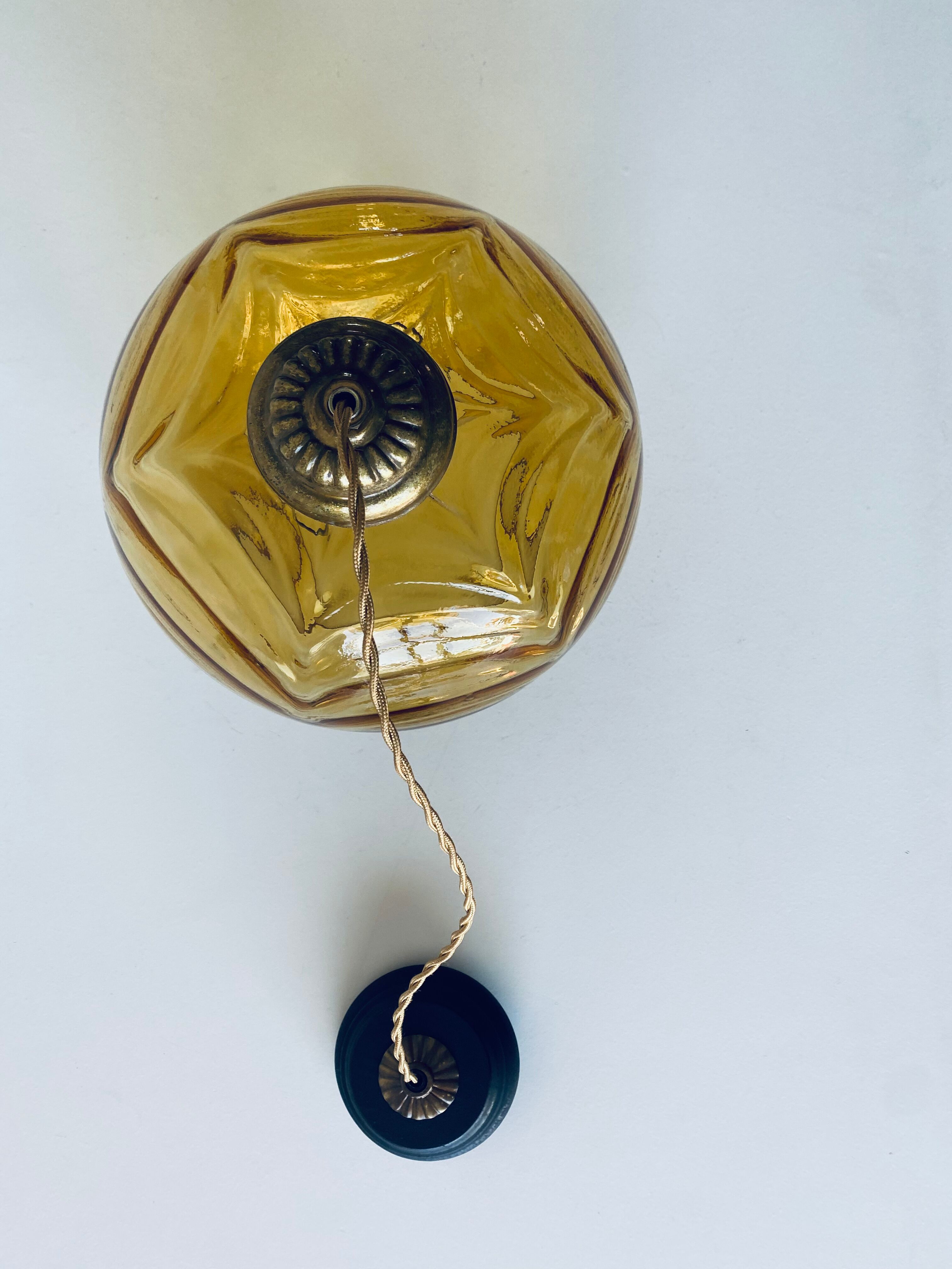 Amber glass ball suspension