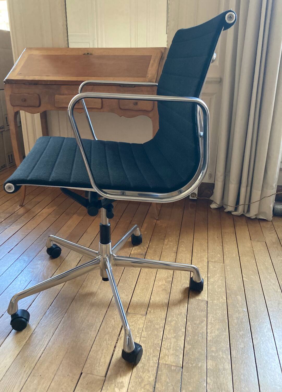 Charles Eames Vitra office armchair black fabric polished aluminum excellent condition