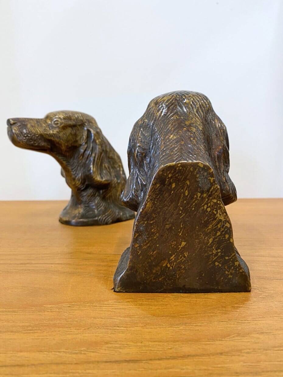 Paire de serre-livres anciens “Chiens de chasse” en bronze