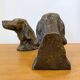 Paire de serre-livres anciens “Chiens de chasse” en bronze