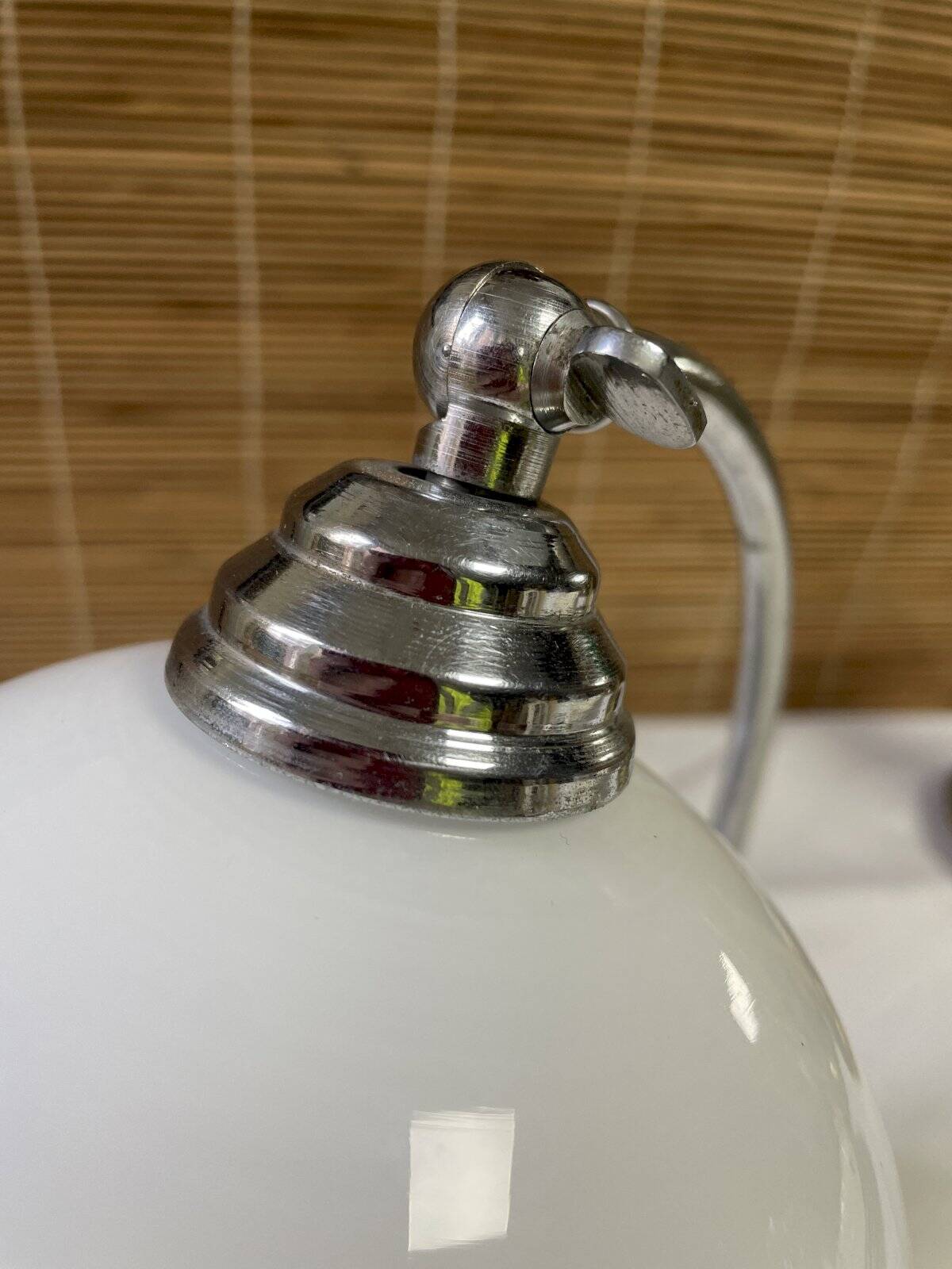 Lampe globe vintage métal chromé et opaline, à poser ou à fixer au mur