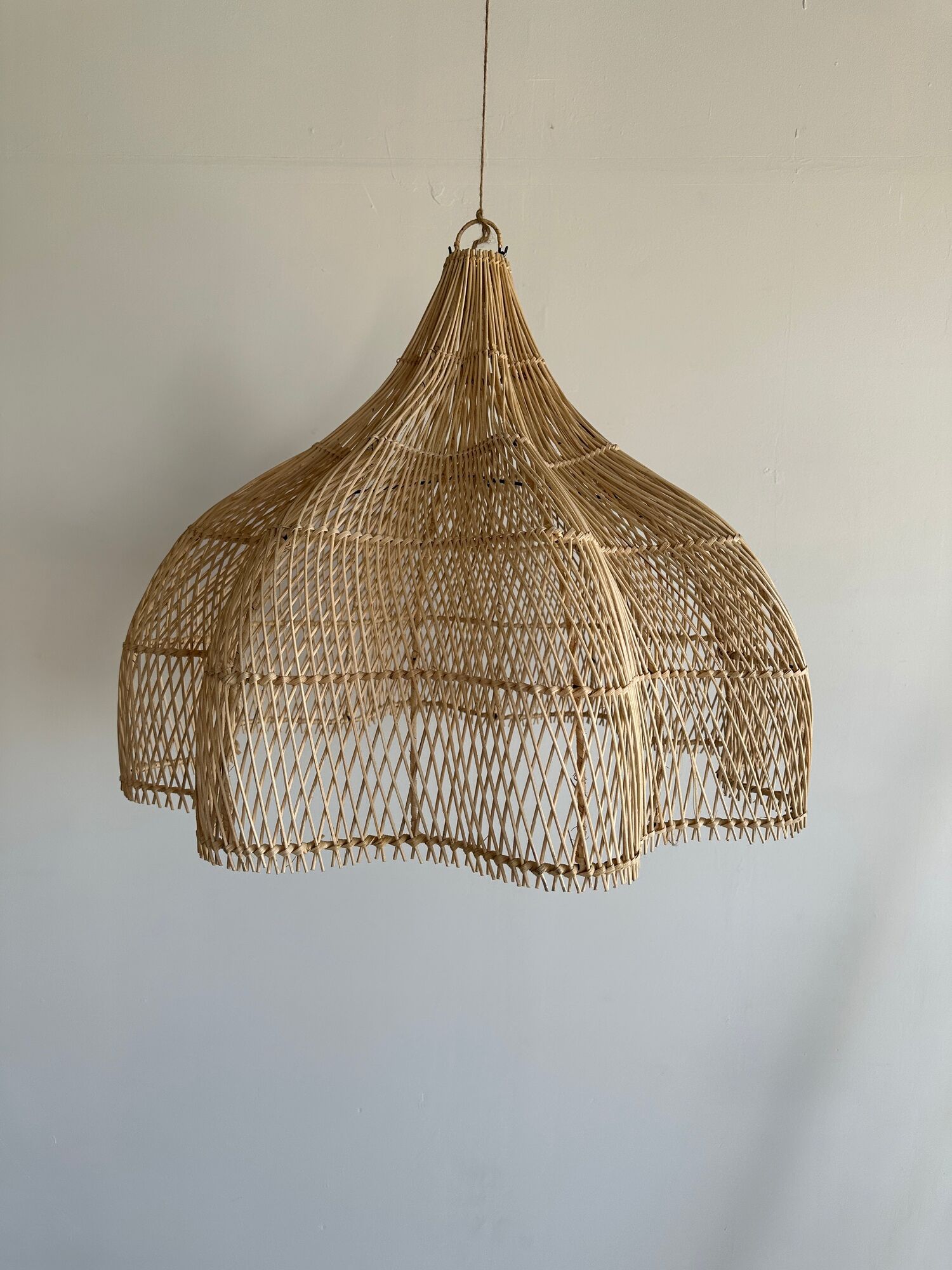 Rattan pendant lamp in the shape of a flower