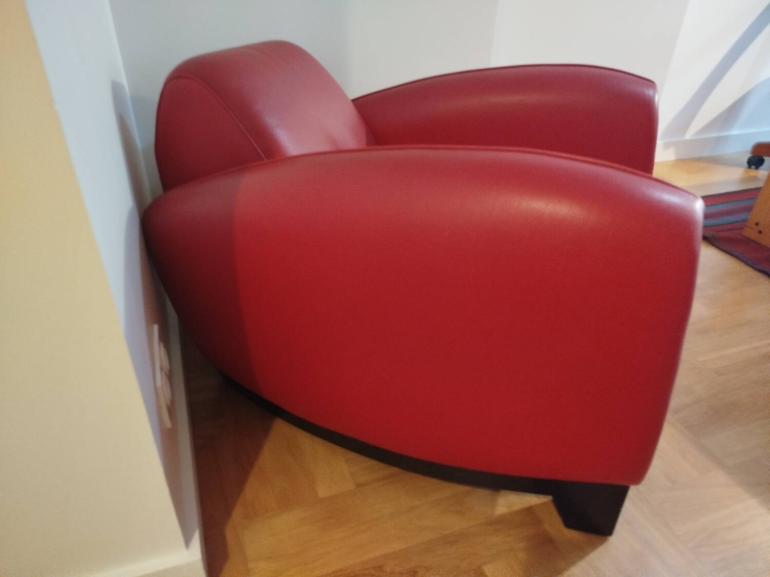 Fauteuil club design contemporain en cuir rouge – pièce sculpturale