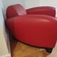 Fauteuil club design contemporain en cuir rouge – pièce sculpturale
