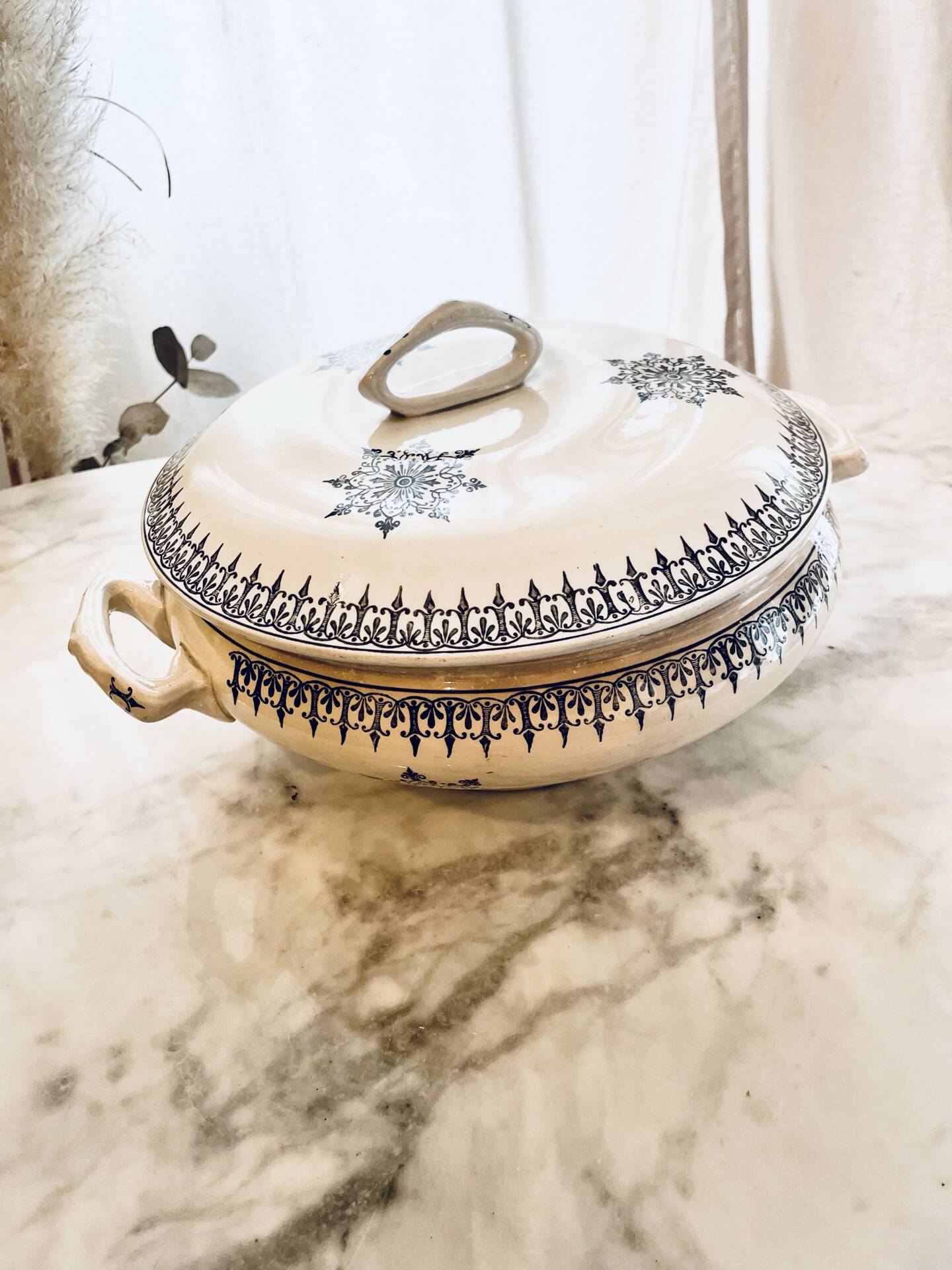 Antique soup tureen in white and blue earthenware – Vintage / Country style