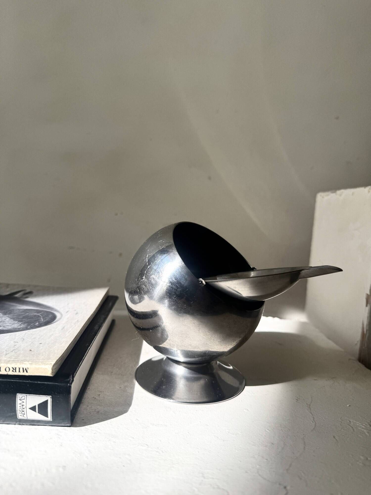 Space age ashtray in chrome metal, 1970s design.