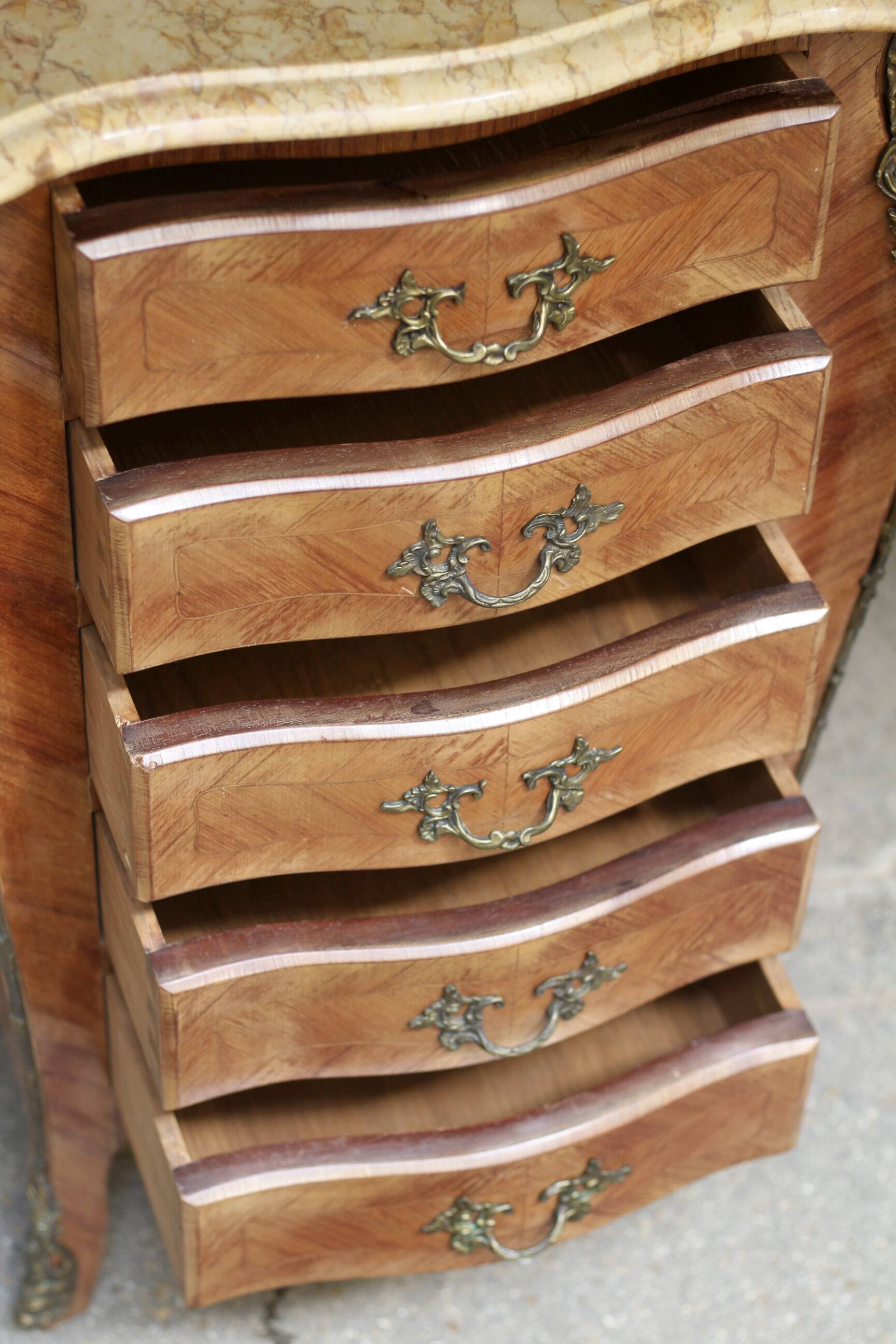 Adorable small veneered chest of drawers.