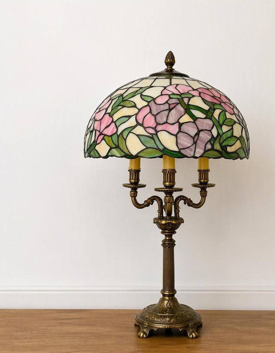 Arts & Crafts table lamp in leaded stained glass, 20th century.