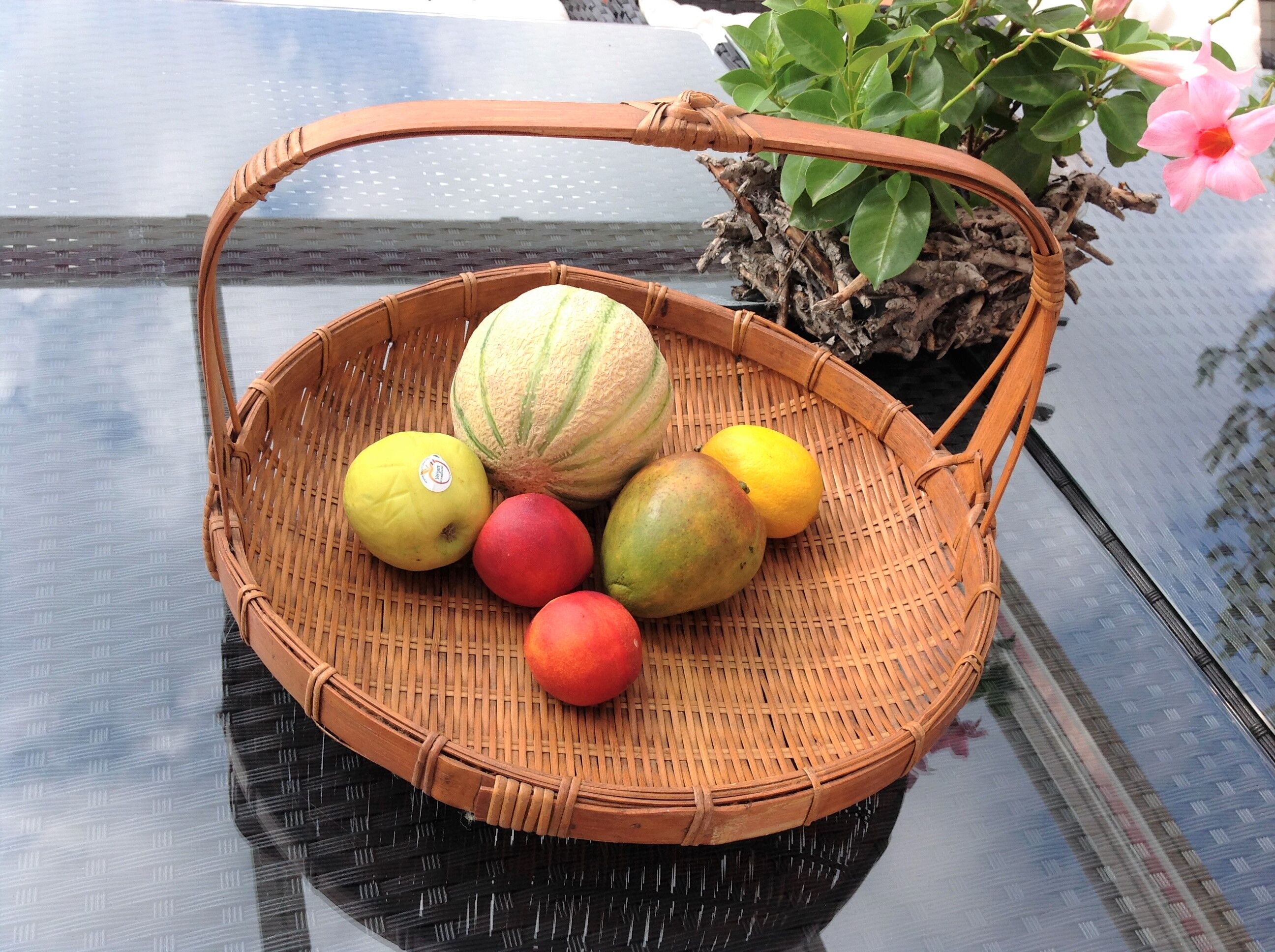 Panier à fruits  rond en bambou tréssé / vintage années 60-70