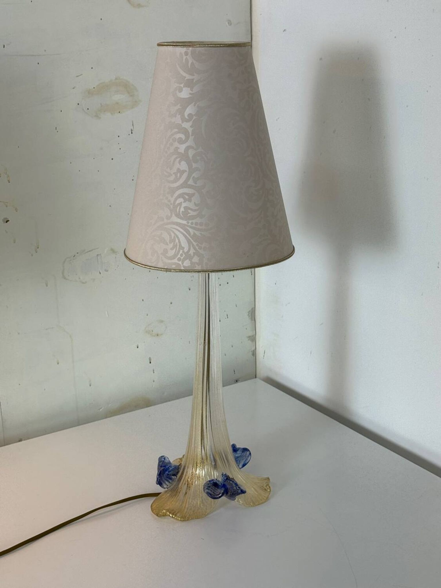 Set of 2 vintage romantic Venetian Italian table lamps in Murano glass.