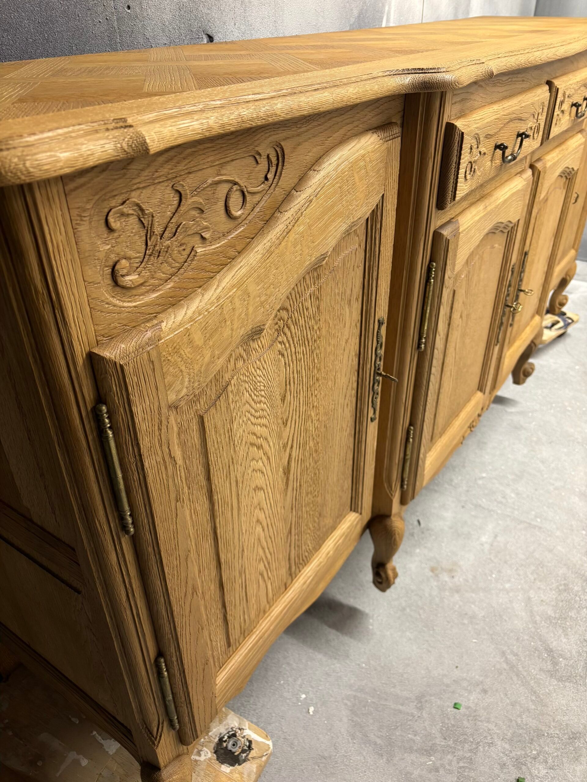 Oak buffet with marquetry