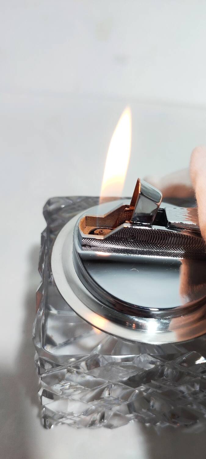 Mechero de cristal tallado. España, 1980s.