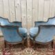 Paire de fauteuils bergères de style Louis XV en velours bleu et bois doré