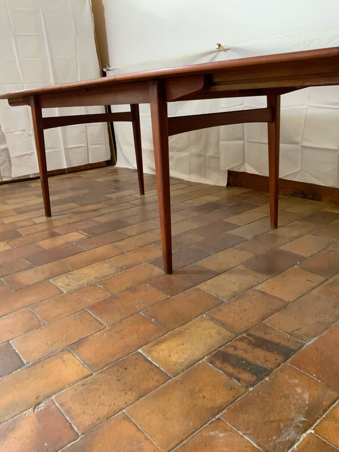 Extendable dining table