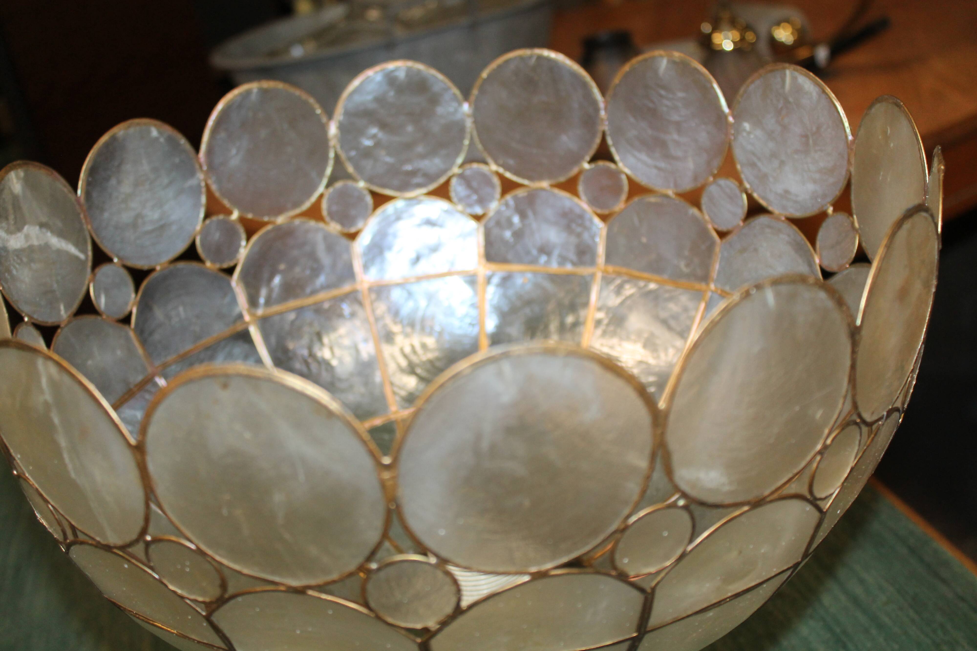 Mother-of-pearl suspension