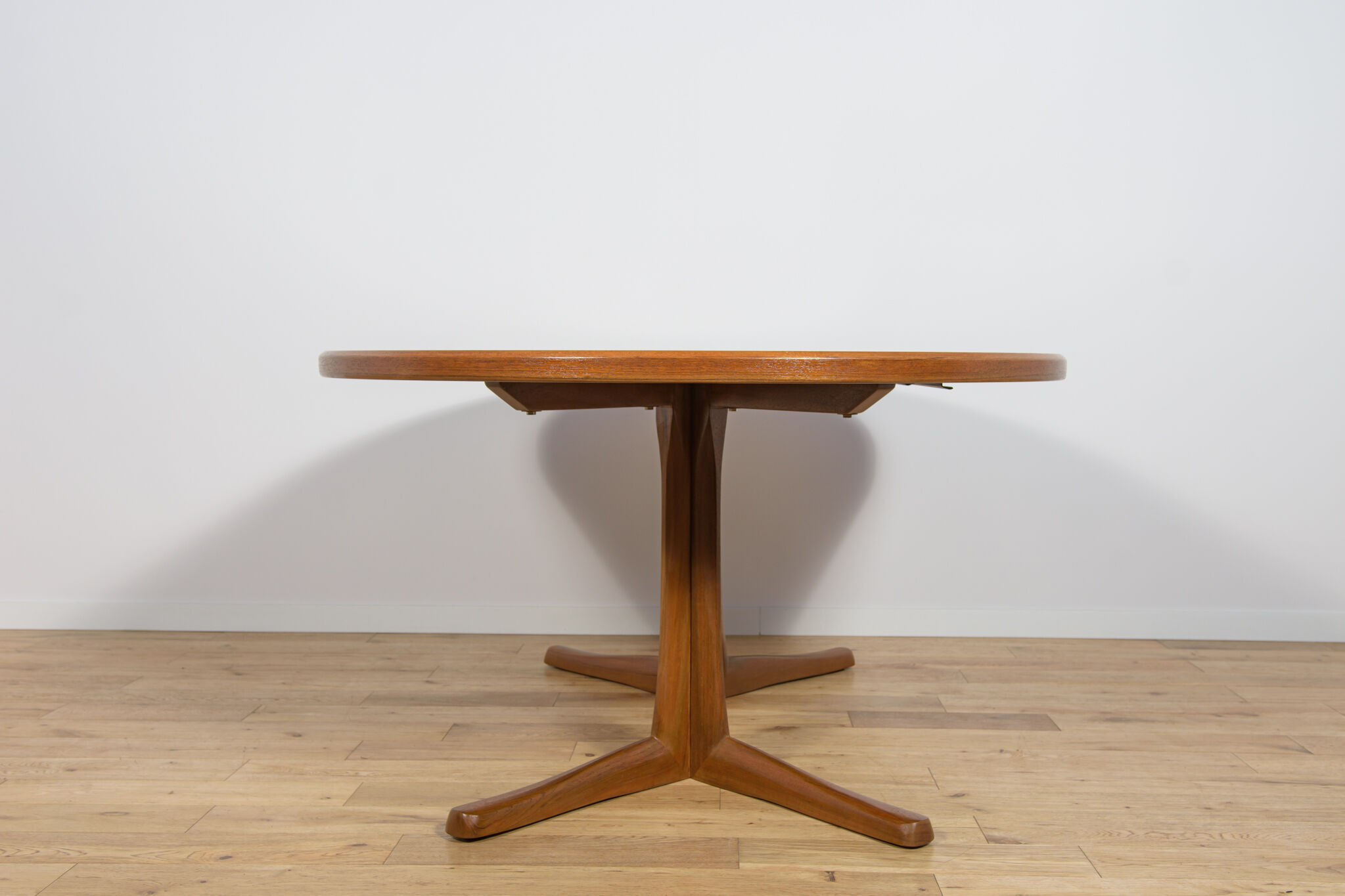Mid-century round extendable teak dining table from McIntosh, United Kingdom, 1960s
