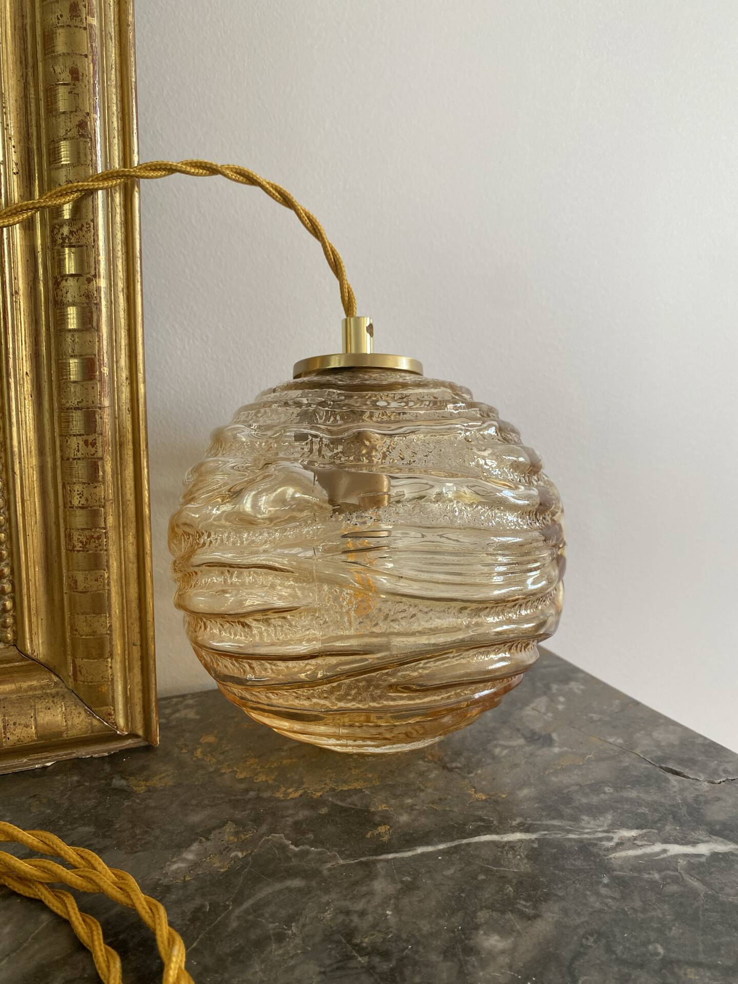 Baladeuse globe vintage en verre ambré 