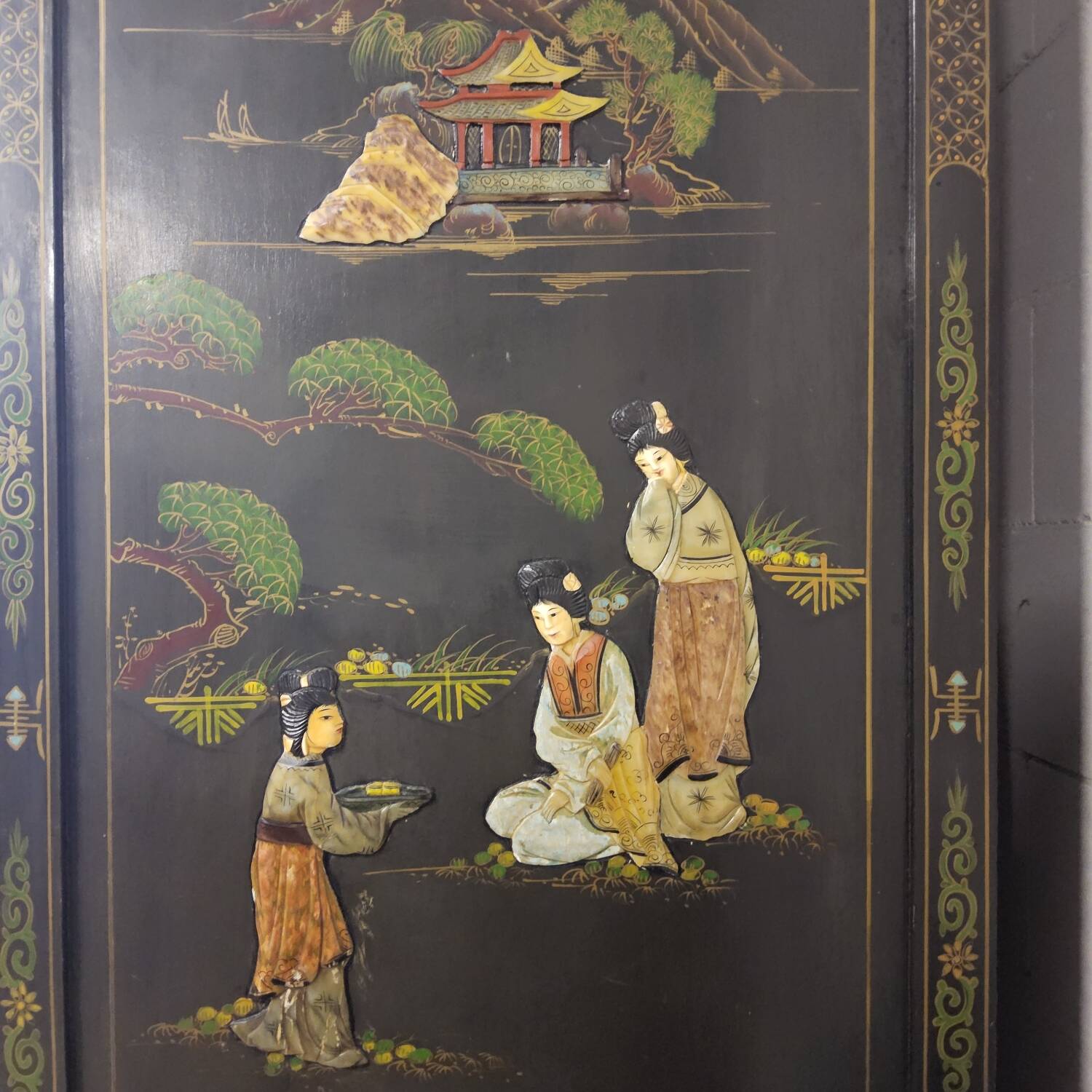 Cabinet chinois vintage noir avec des scènes peintes à la main.