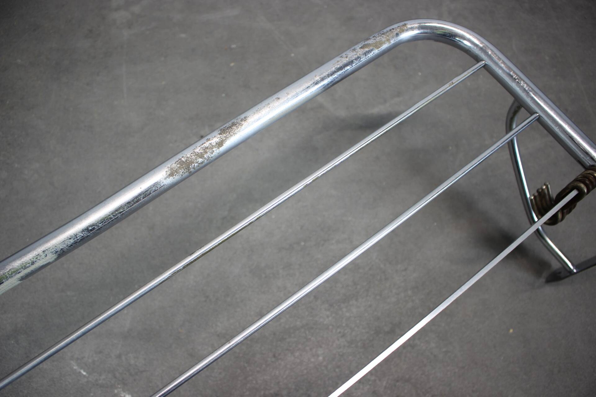 Porte-manteau mural chromé Bauhaus des années 1930