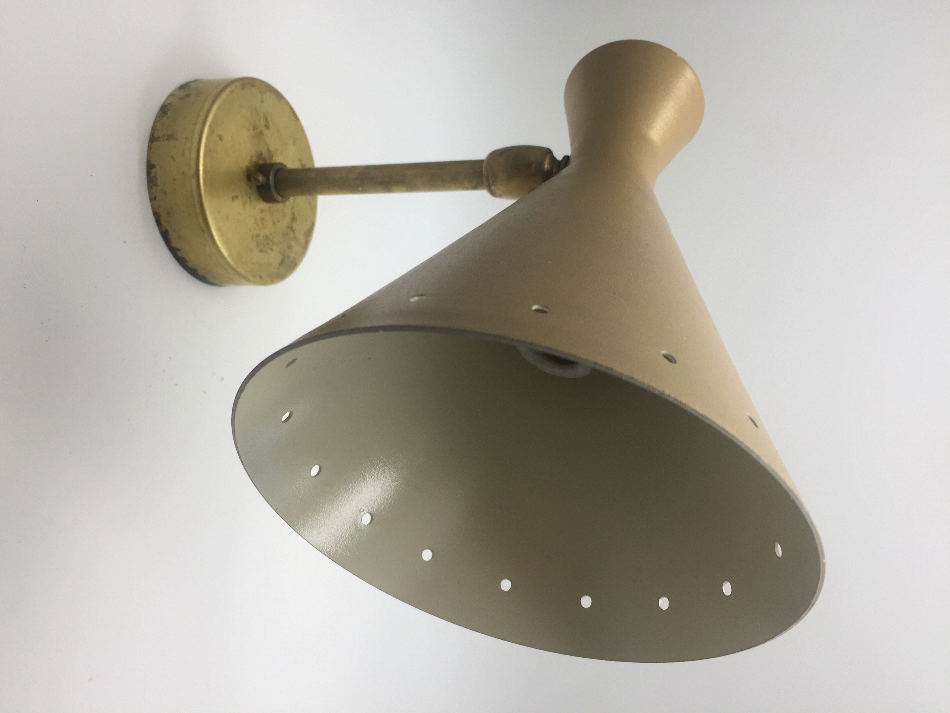 Applies in the style of Italian creations of the 50s