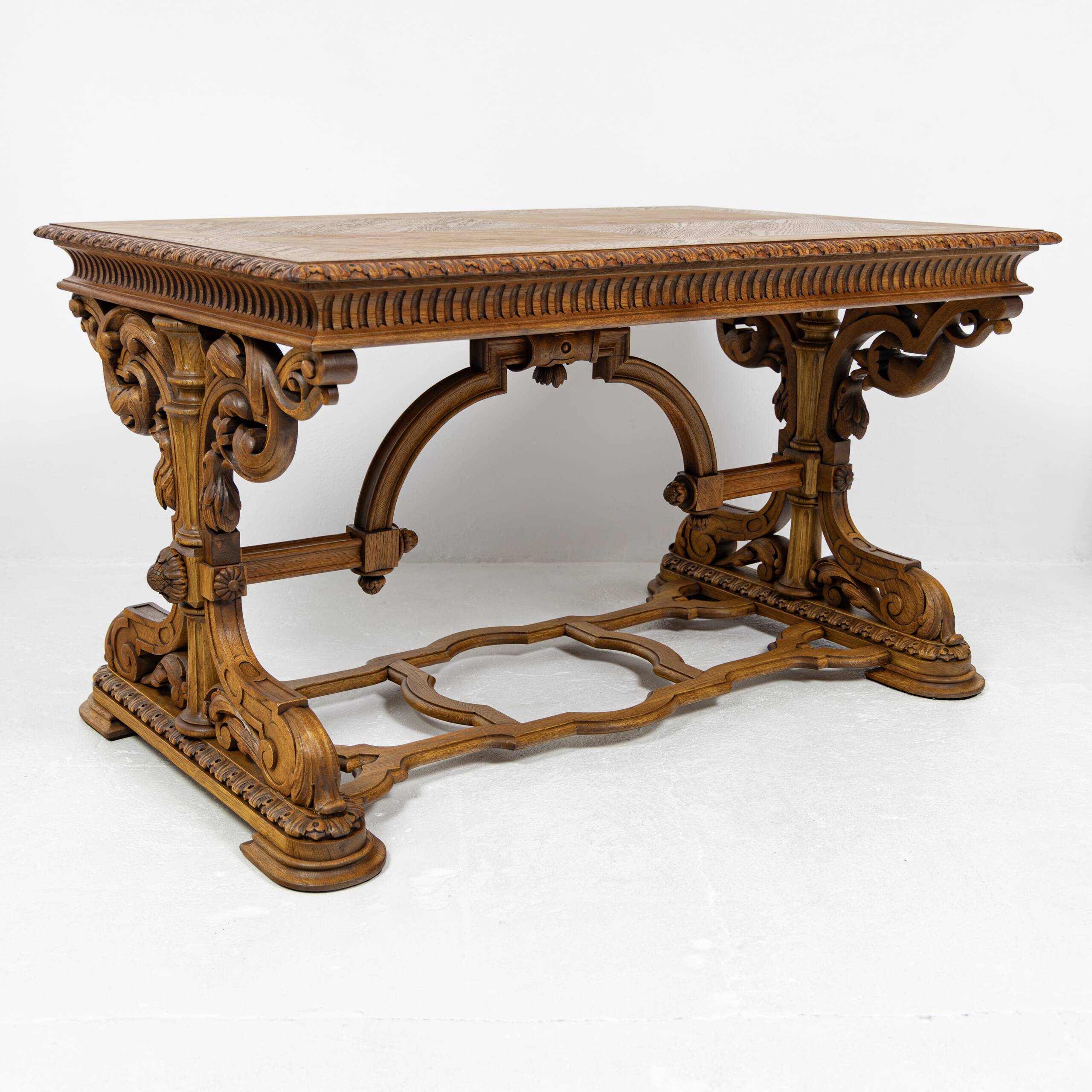 Table de bureau Néorenaissance en chêne 1880-1900