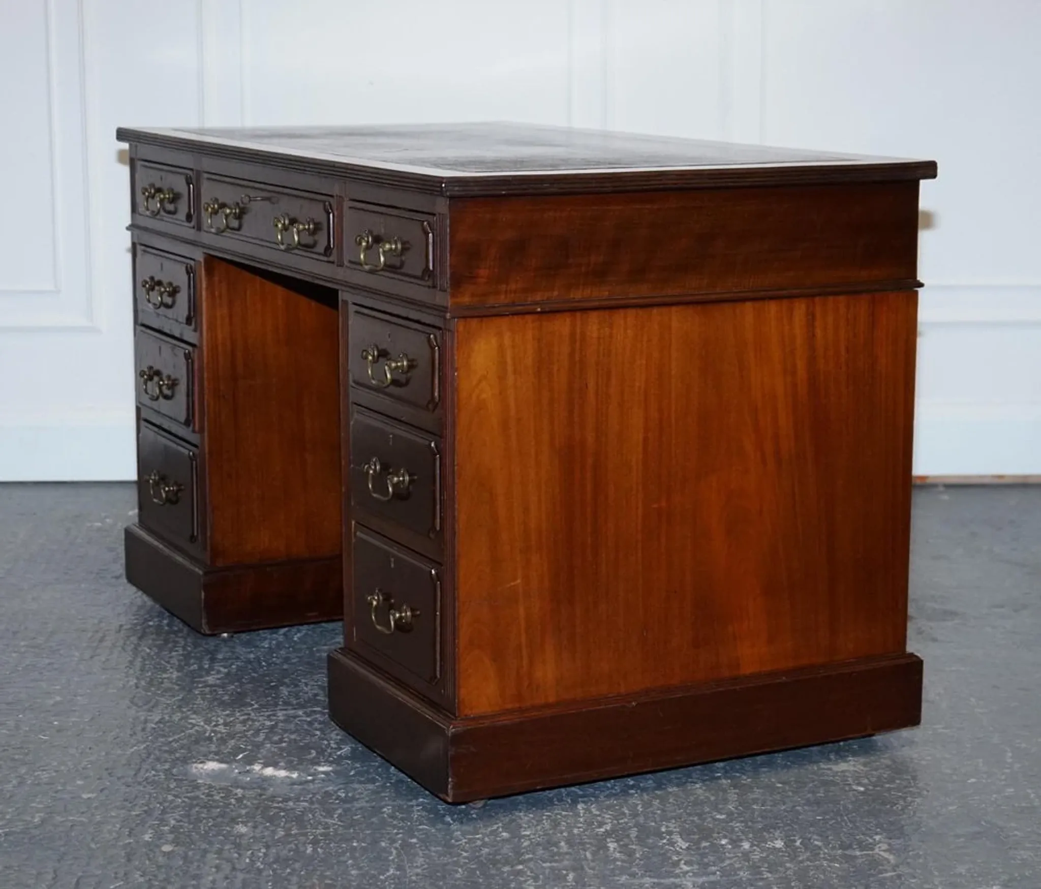 Antique Pedestal Desk by Edwardian Maple & Co, 1890