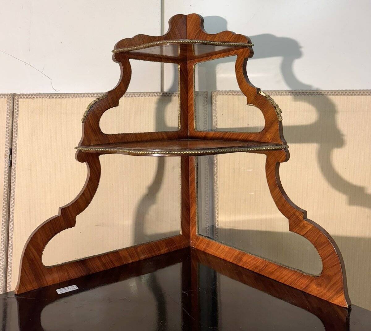 Encoignure galbée style Louis XIV en bois de rose et marquéterie