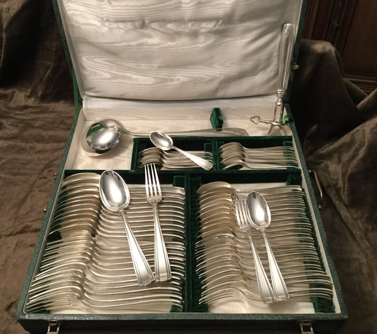 Housewife 151 pieces silver metal boulenger