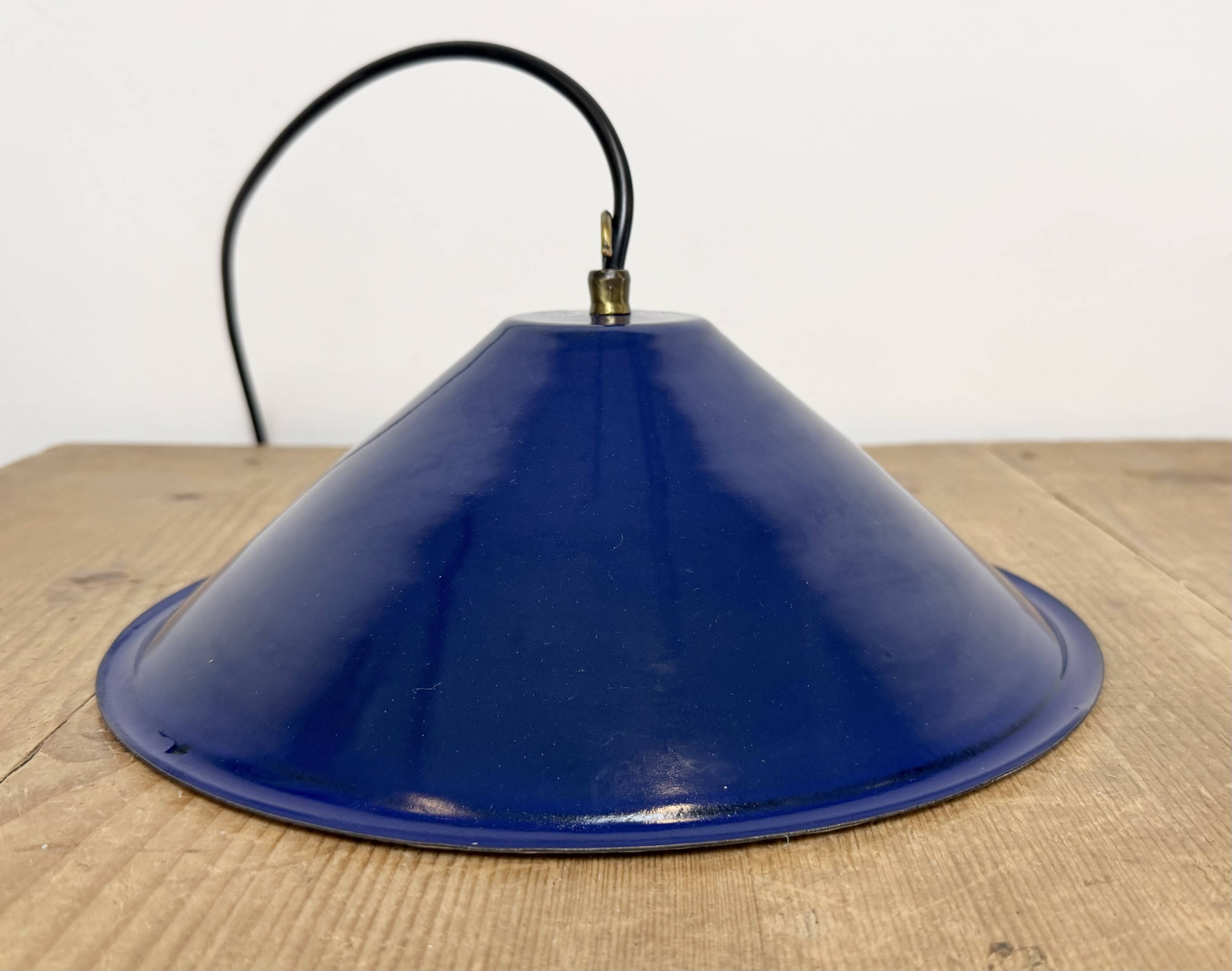 Lampe suspendue industrielle en émail bleu britannique, années 1950