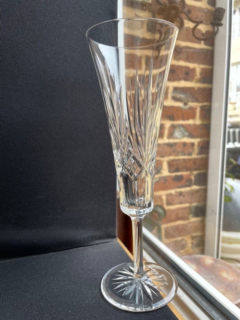 9 champagne flutes – Blown and cut crystal